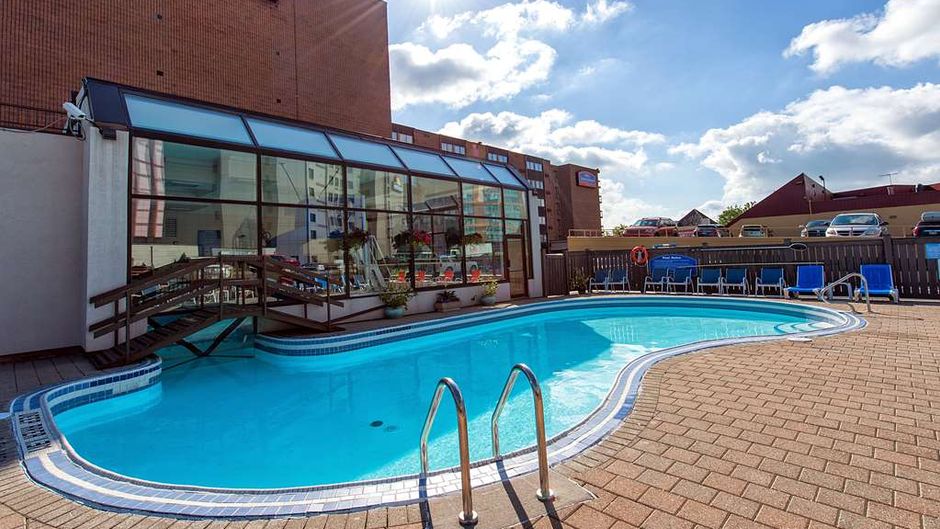 Howard Johnson Hotel By The Falls Pool