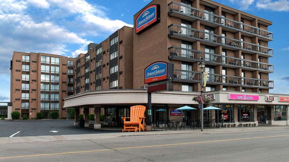 Howard Johnson Hotel By The Falls Exterior