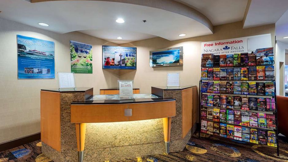 Howard Johnson Hotel By The Falls Lobby
