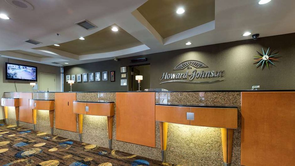 Howard Johnson Hotel By The Falls Lobby