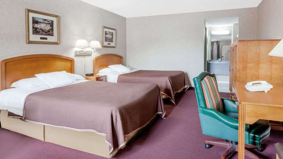 Howard Johnson Express Inn Room