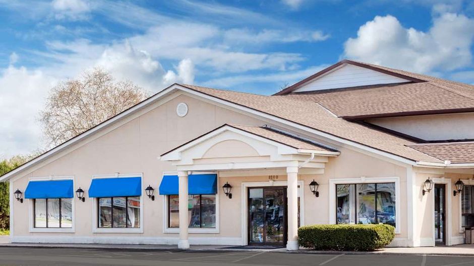 Howard Johnson Express Inn Exterior