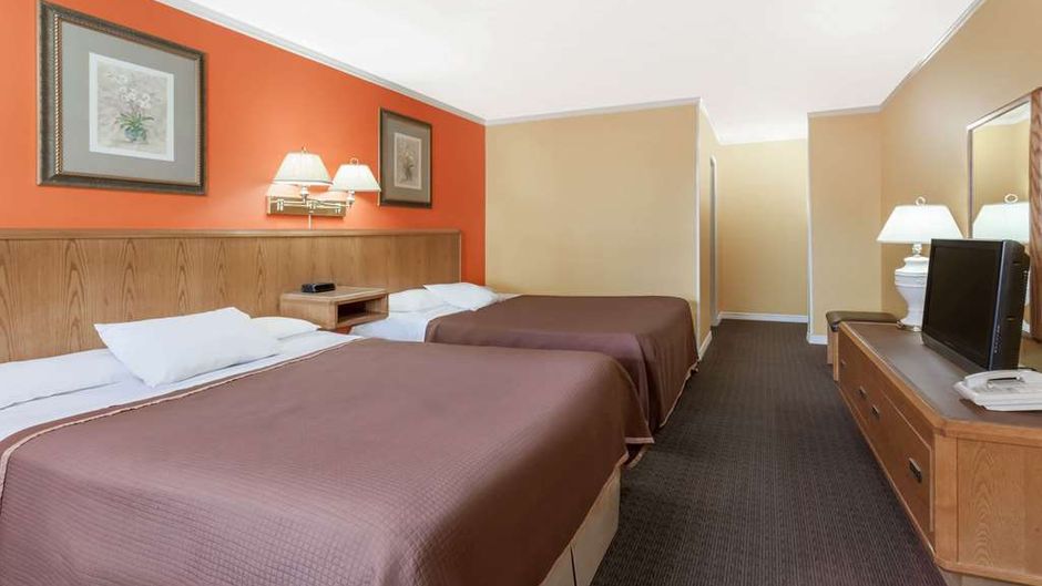 Howard Johnson Express Inn Room