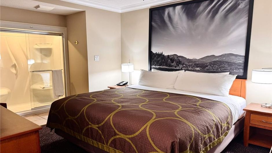 Super 8 Castlegar Room