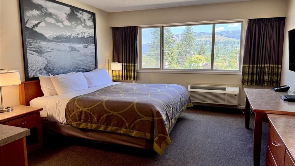Super 8 Castlegar Room