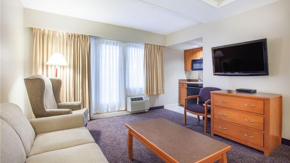 Super 8 Castlegar Suite