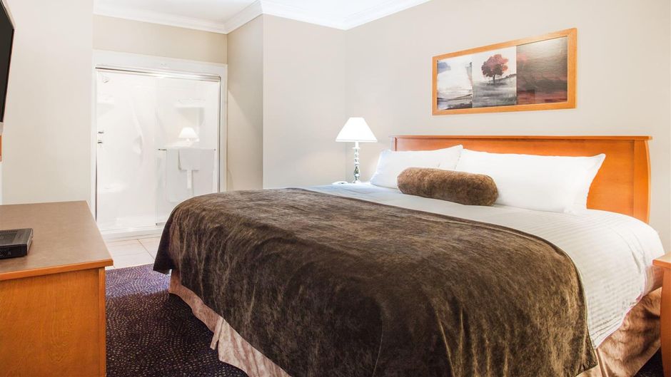 Super 8 Castlegar Suite