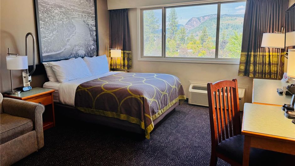 Super 8 Castlegar Room