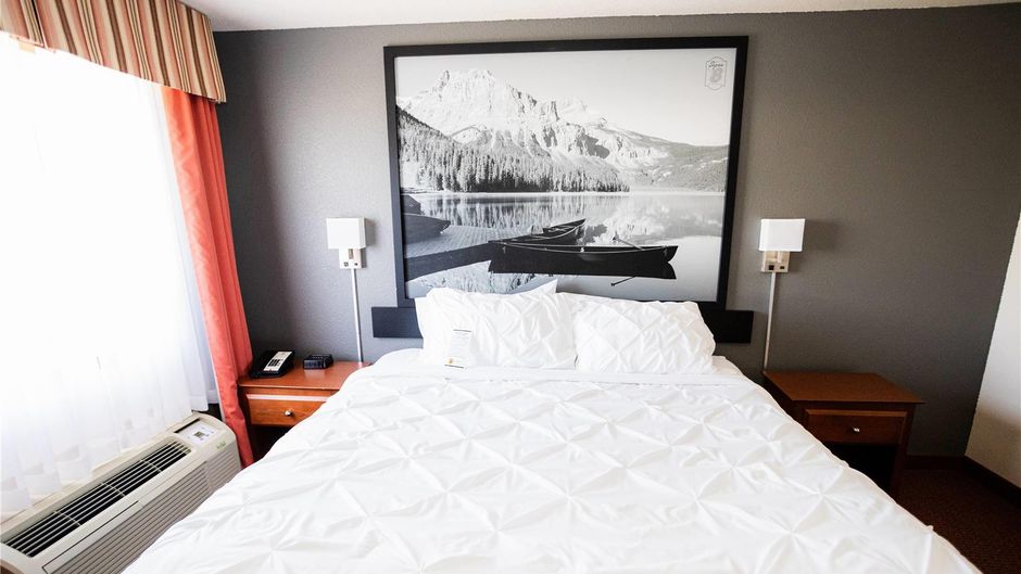 Super 8 Drayton Valley Suite