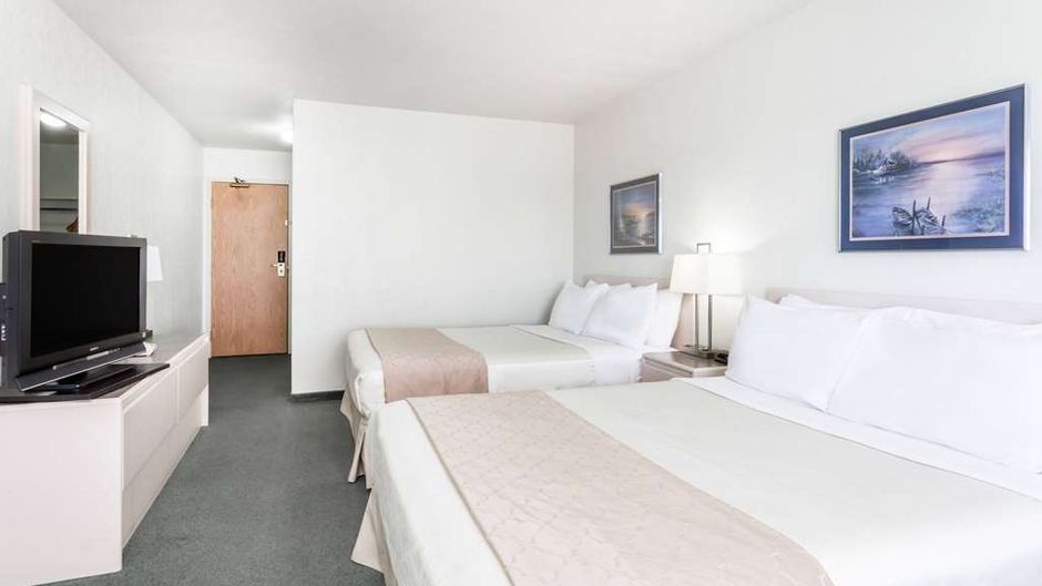 Super 8 Dauphin Room