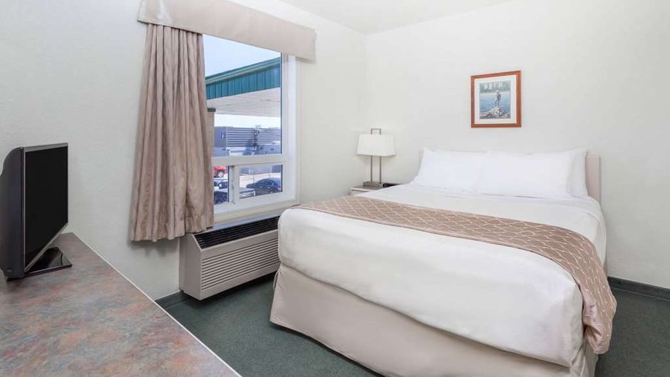 Super 8 Dauphin Suite