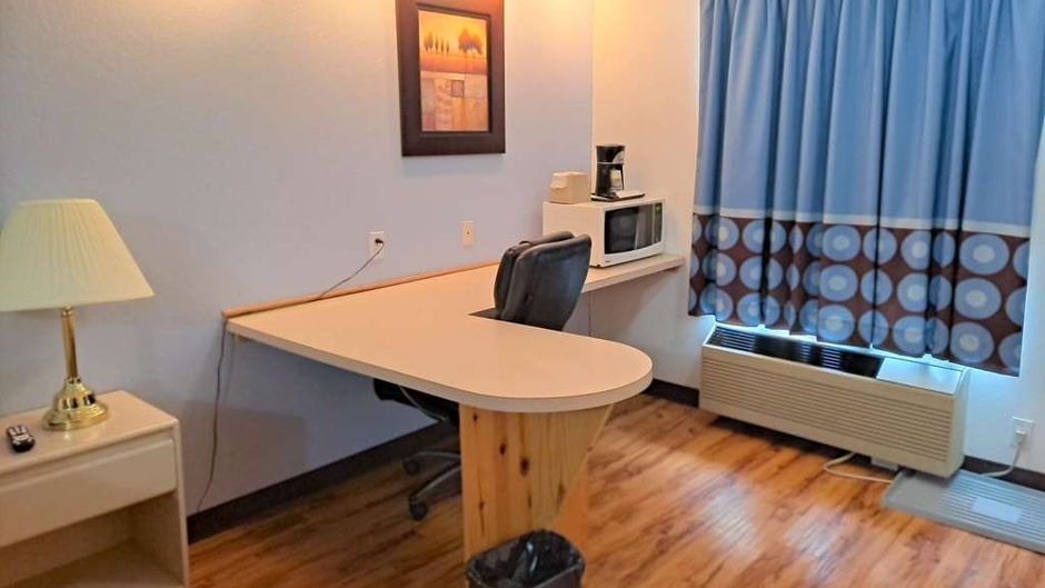 Super 8 Three Hills Room