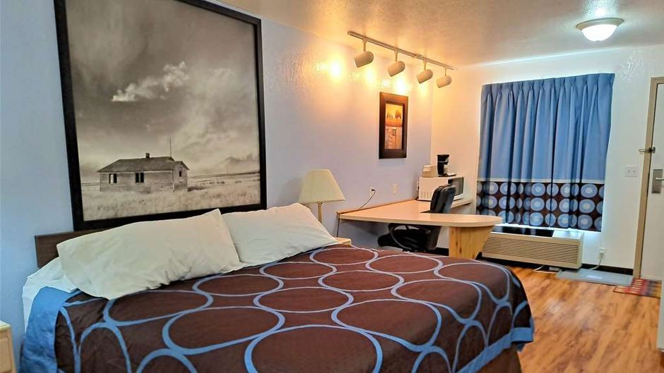 Super 8 Three Hills Room