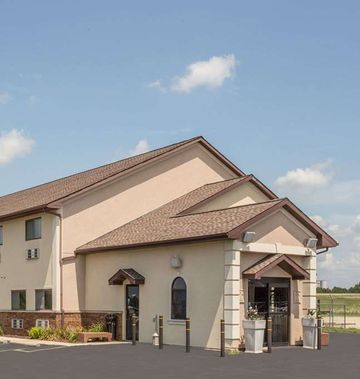 Days Inn Le Roy Bloomington Southeast