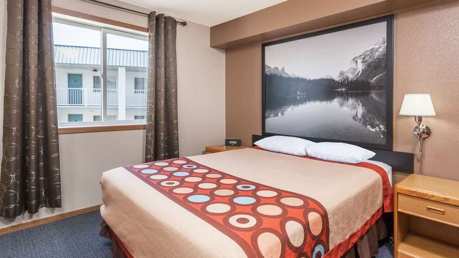 Super 8 Medicine Hat Room