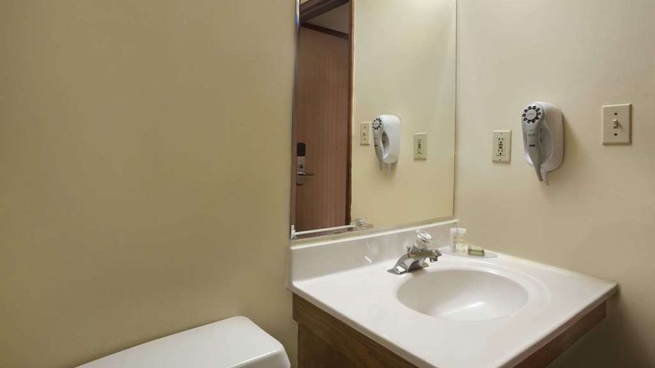 Super 8 Sarnia Room
