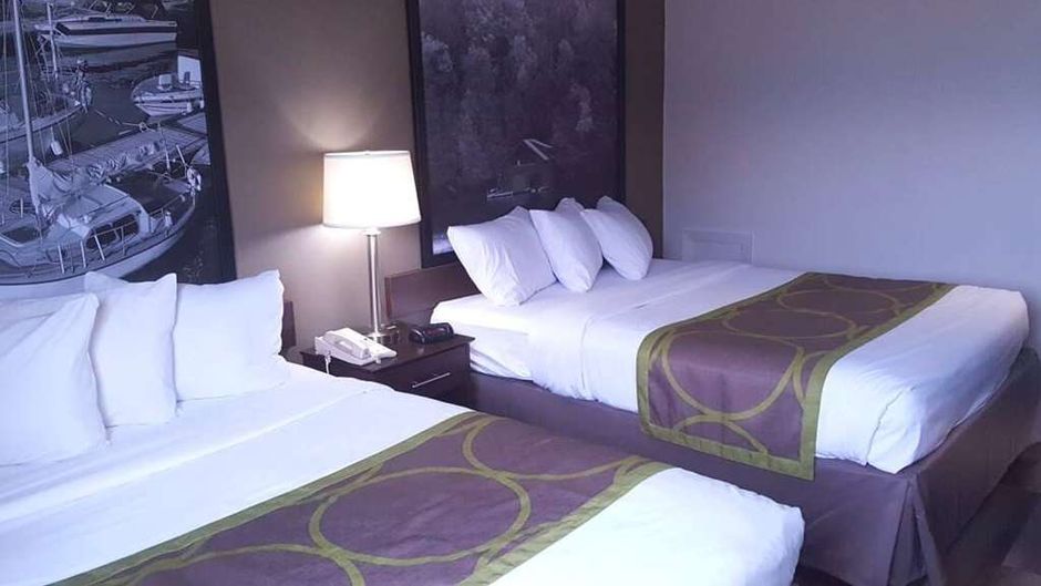 Super 8 Sarnia Room