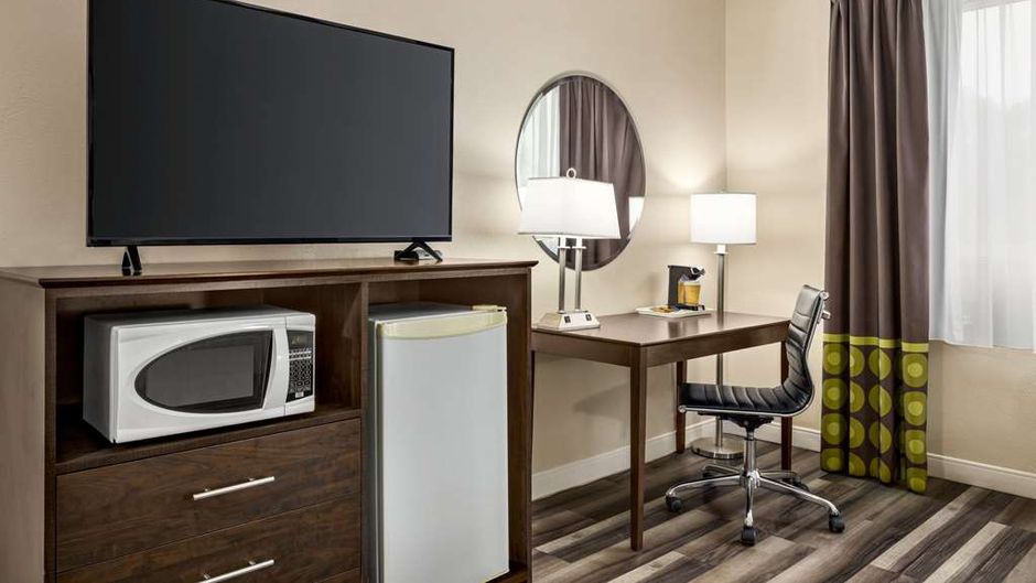 Super 8 Sarnia Suite
