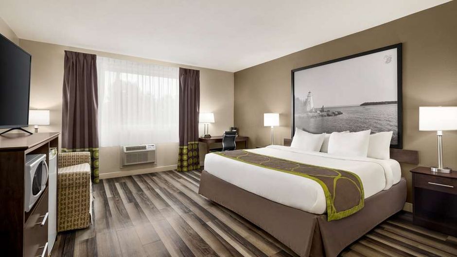 Super 8 Sarnia Suite