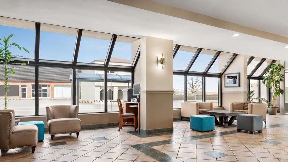 Ramada by Wyndham Niagara Fallsview Lobby