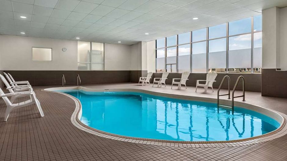 Ramada by Wyndham Niagara Fallsview Pool