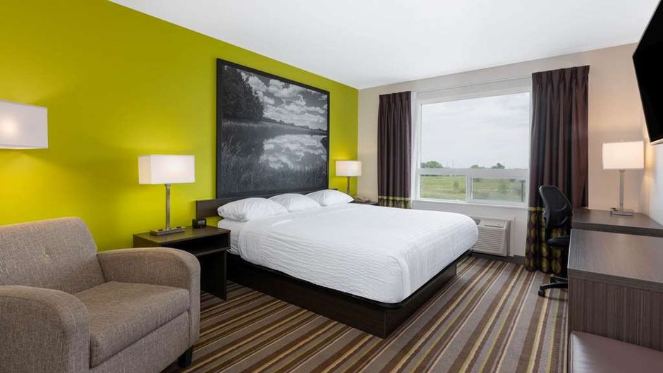 Super 8 Winnipeg East Room
