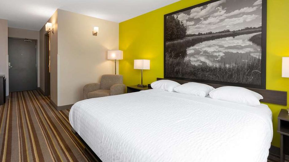 Super 8 Winnipeg East Room