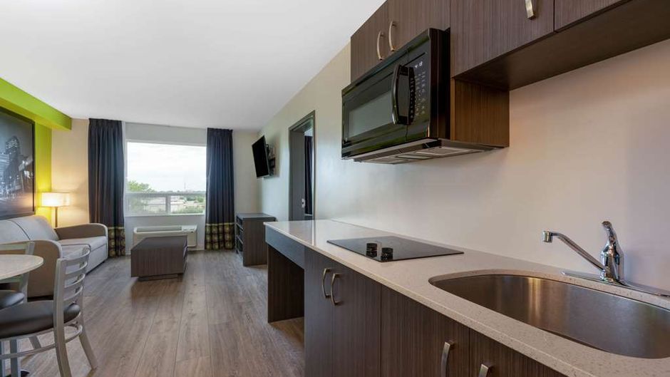 Super 8 Winnipeg East Suite
