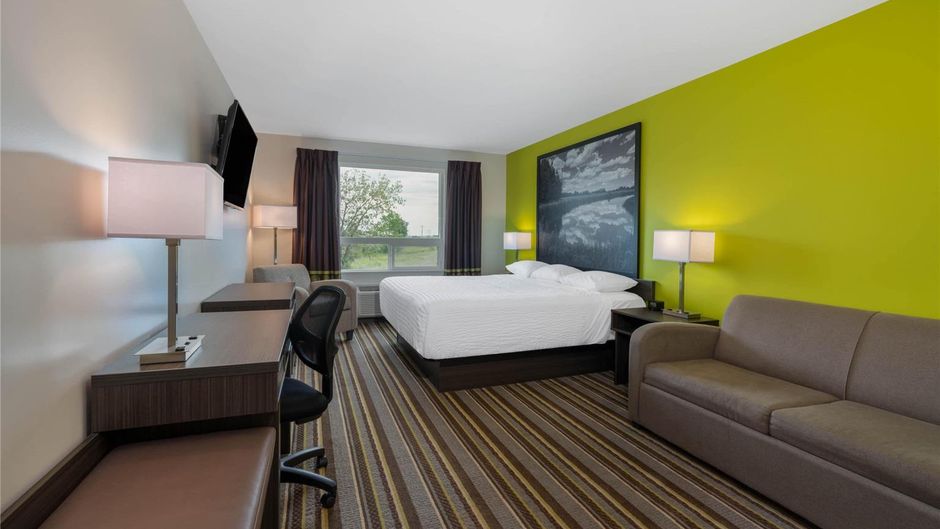 Super 8 Winnipeg East Room