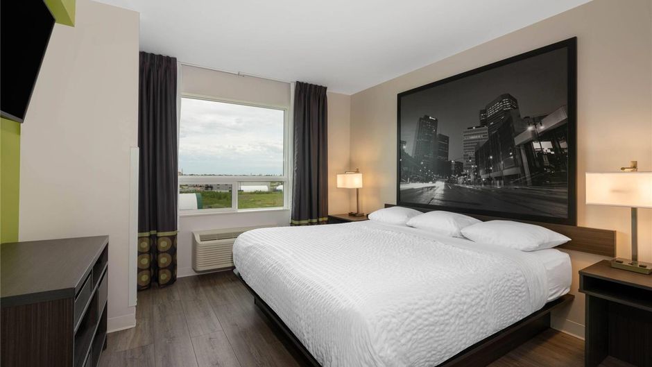 Super 8 Winnipeg East Suite
