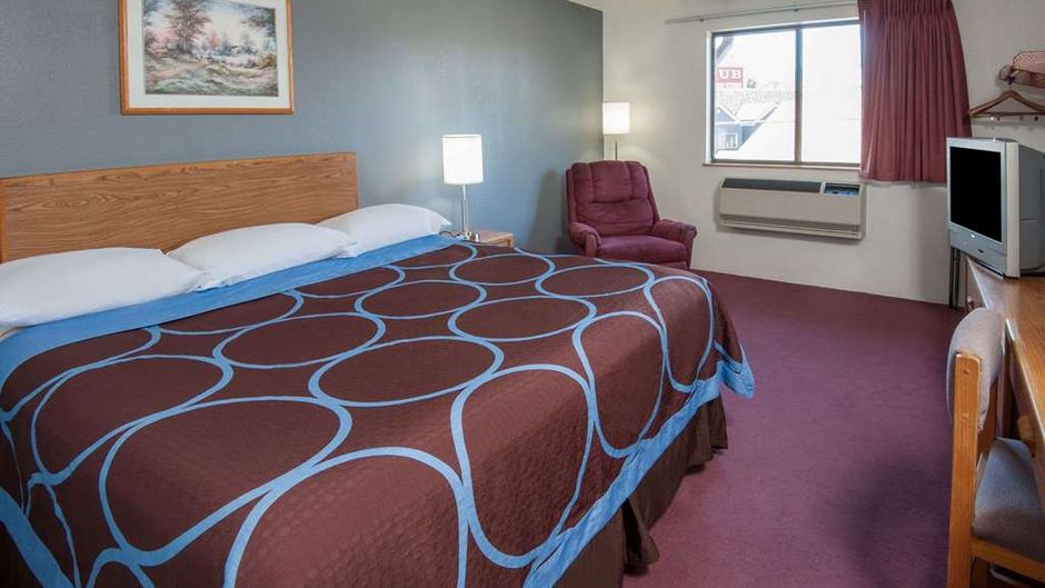 Super 8 Salmon Arm Room