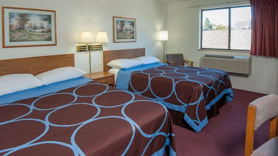 Super 8 Salmon Arm Room