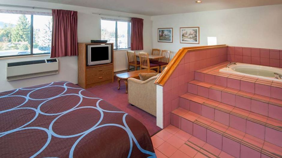 Super 8 Salmon Arm Suite