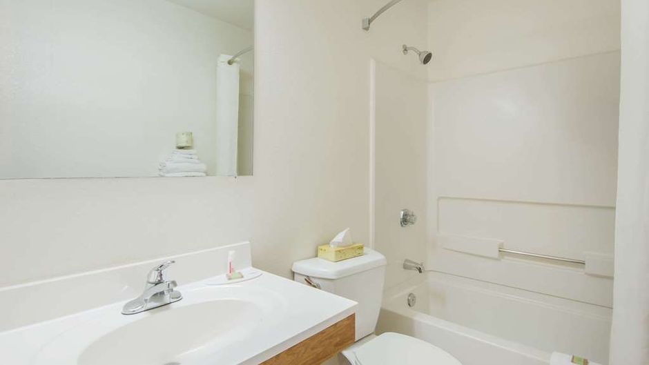 Super 8 Salmon Arm Room