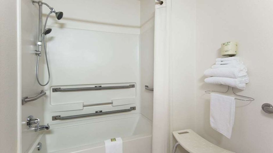 Super 8 Salmon Arm Room