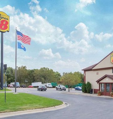 Super 8 Fairmont