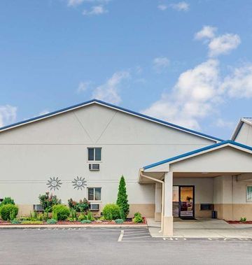 Super 8 by Wyndham Emerson Ave