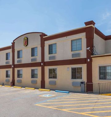 Super 8 Douglas