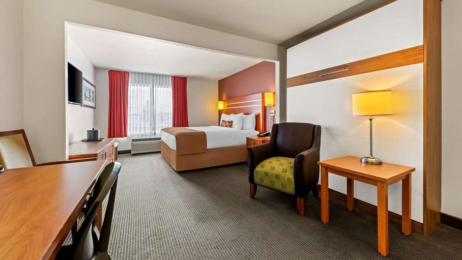 Wingate by Wyndham Calgary South Room