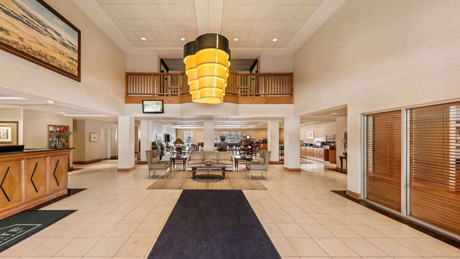 Wingate by Wyndham Calgary South Lobby