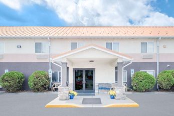 Days Inn & Suites Fargo 19th Ave
