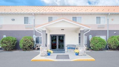 Days Inn & Suites Fargo 19th Ave