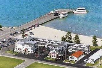 Days Inn by Wyndham Mackinaw City - Lakeview