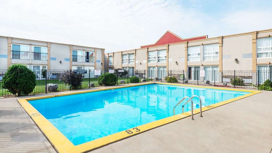 Super 8 Cambridge/Kitchener/WaterlooArea Pool