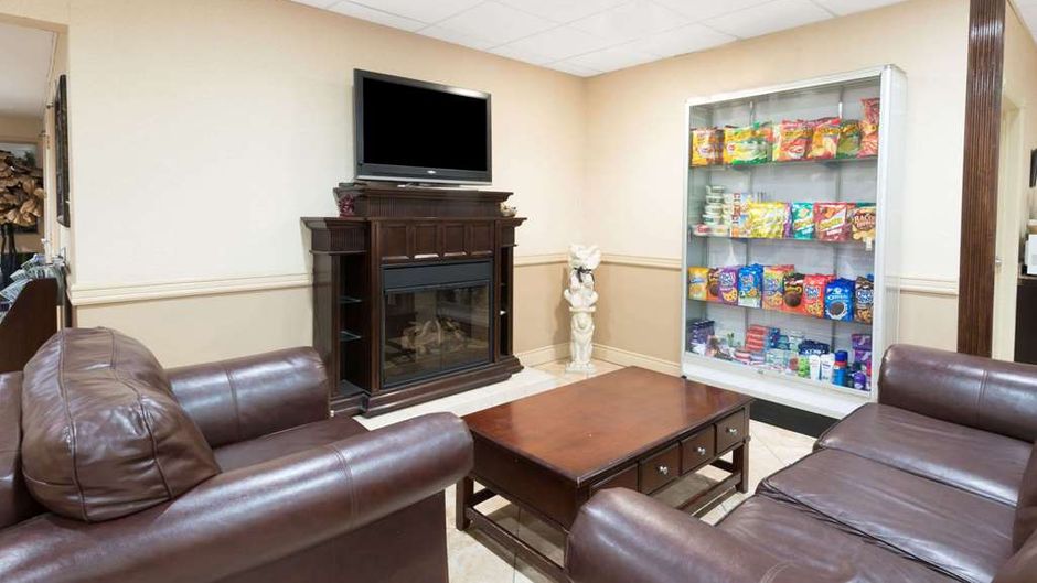 Super 8 Cambridge/Kitchener/WaterlooArea Lobby