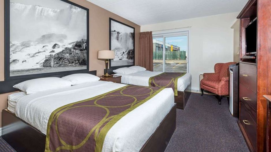 Super 8 Cambridge/Kitchener/WaterlooArea Room