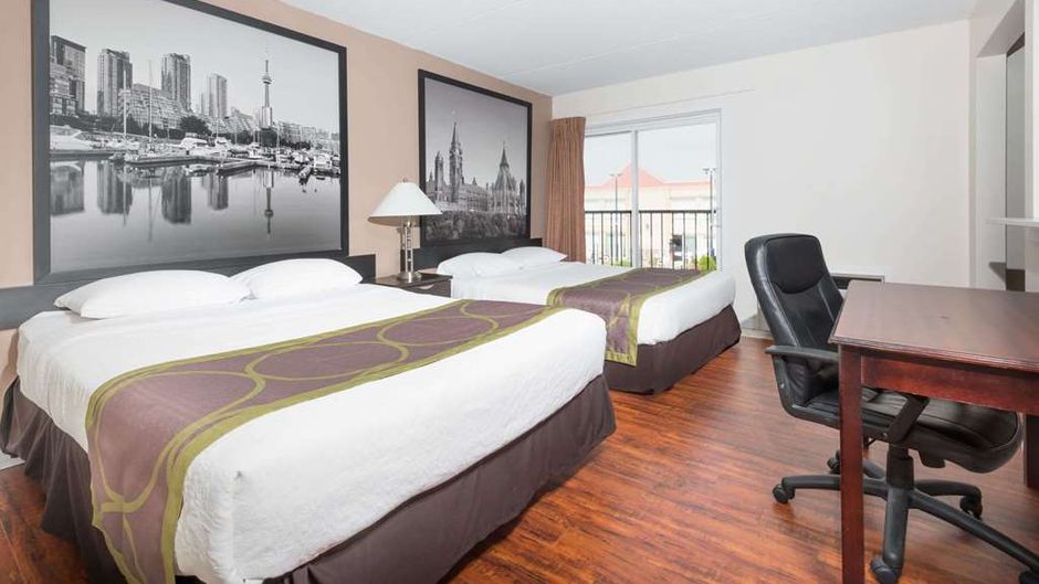 Super 8 Cambridge/Kitchener/WaterlooArea Room