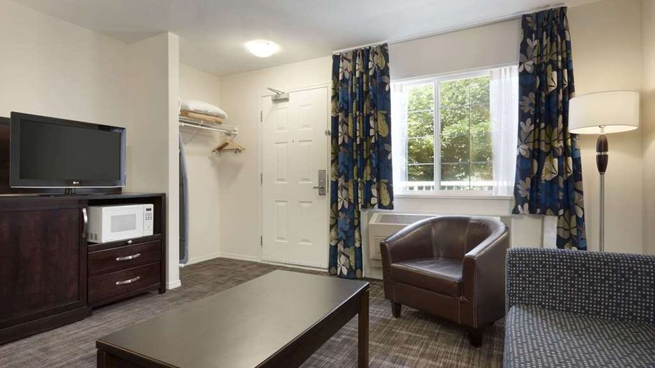 Days Inn Kelowna Suite