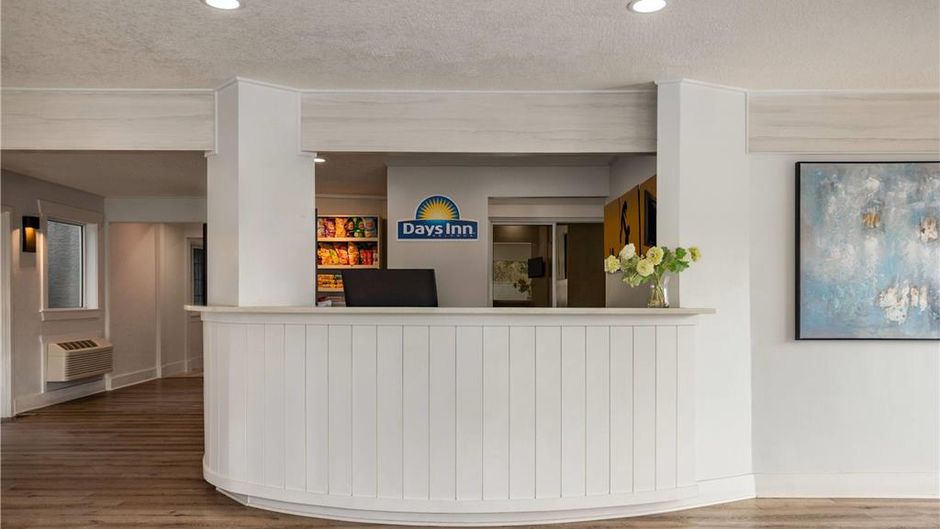 Days Inn Kelowna Lobby