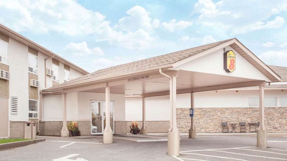Super 8 Kenora Exterior